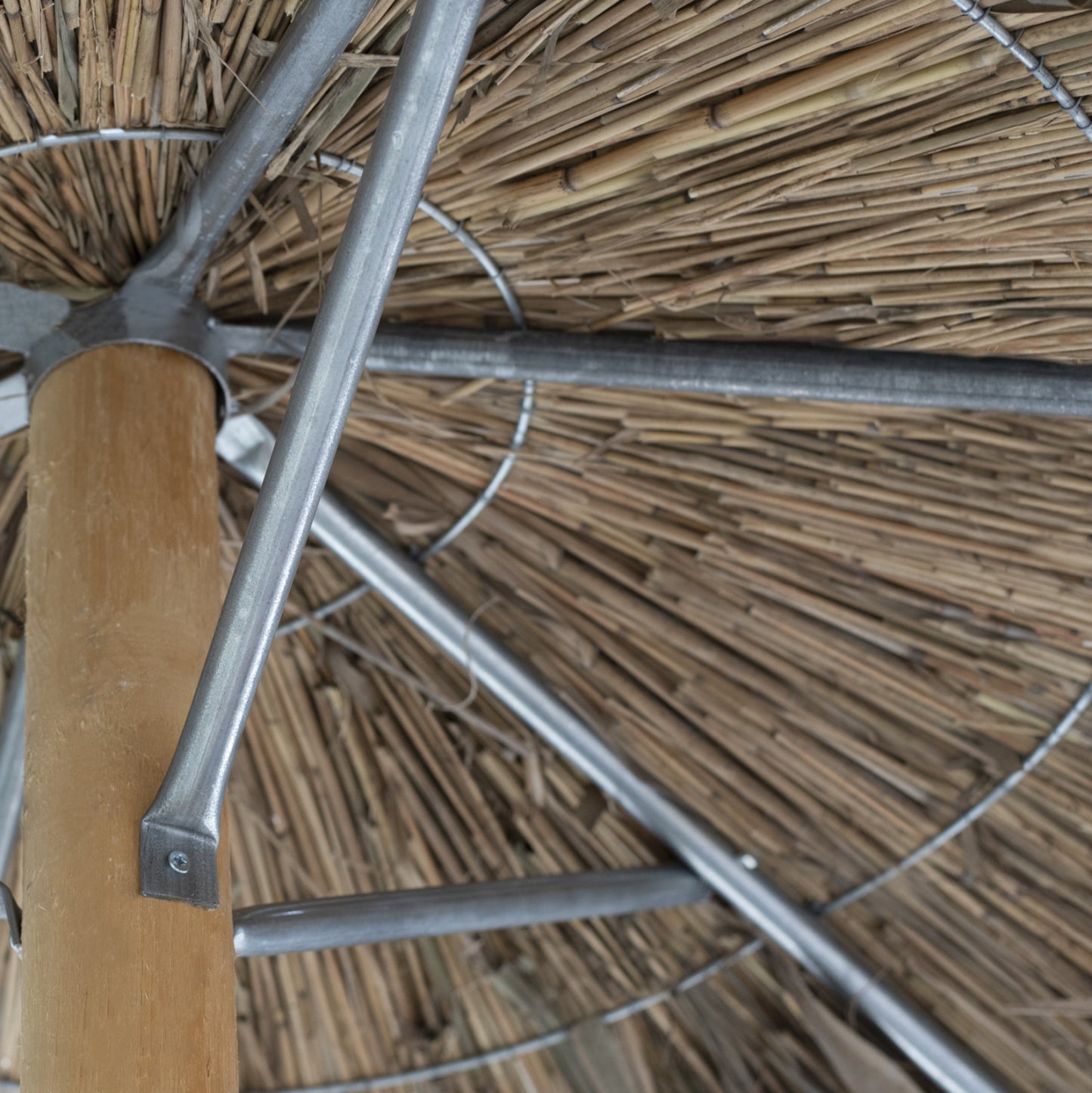 Umbrella With Straw Wooden Pole And Support Beams Φ216x270h.hm5896
