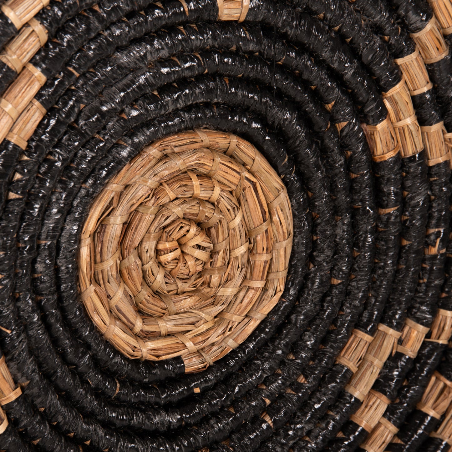Wall Decor Round Hm7863 Mendong Grass In Natural-black Φ51x6(depth)cm
